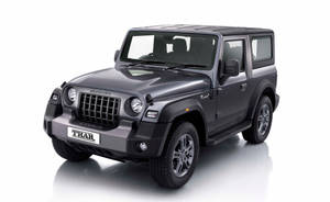 啞光灰色Mahindra Thar SUV在攝影棚內，地板反射