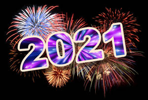 色彩繽紛的煙火在發光的2021文字周圍綻放，慶祝除夕。