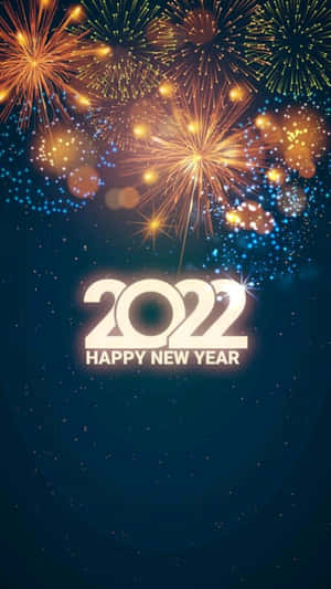 煙火在星空夜空中閃爍的2022 Happy New Year文字上方綻放。