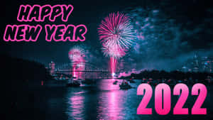 橋上的煙火、船隻和'Happy New Year 2022'文字。
