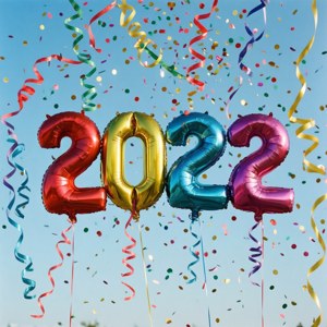 節日氣球形成2022的形狀，五彩紙屑和絲帶在空中飄浮。