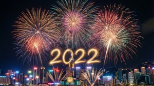 城市天際線上的煙花表演，'2022' 以金色火花閃耀。