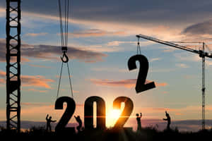 工人慶祝，起重機在日落時吊起巨大的202數字。