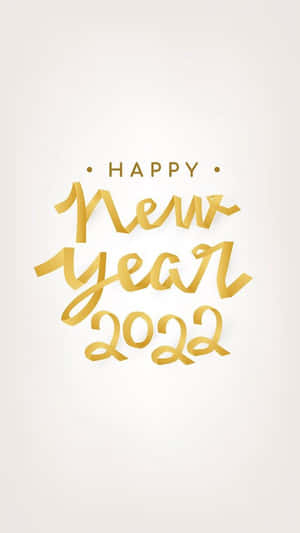 在米白色背景上以優雅金色草書呈現的 Happy New Year 2022。