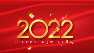 金色2022字樣與五彩紙屑和星星在紅色緞面背景上，用於新年慶祝。