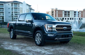 黑色福特F-150皮卡車停在公寓大樓前的噴泉附近。