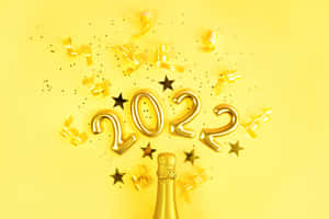 金色2022氣球和五彩紙屑用香檳瓶慶祝新年。