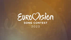 Eurovision Song Contest 2023 標誌，背景有表演者。