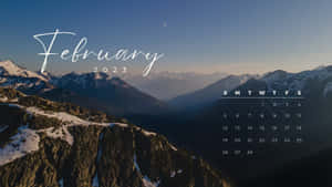 2023年2月日曆，雪山山脈上暮色中的新月。