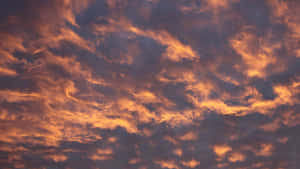 火橙色和紫色的雲彩在黃昏的天空中翻騰。