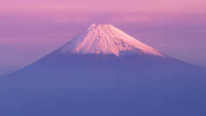 日落時白雪覆蓋的富士山，粉紅和紫色的天空