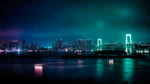 彩虹橋在夜間在水面上亮起，背景為城市天際線。 — 夜晚 GIF 壁紙