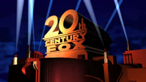 夜晚被藍色射燈照亮嘅金色20th Century Fox標誌。