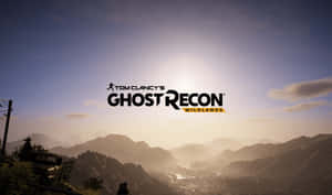 Tom Clancy's Ghost Recon Wildlands 遊戲標誌覆蓋在山區日落場景上。