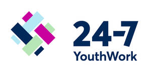 24-7 YouthWork 標誌，帶有色彩繽紛的幾何設計和海軍藍文字。