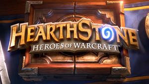 木框上帶有發光藍色和金色字體的 Hearthstone 標誌。