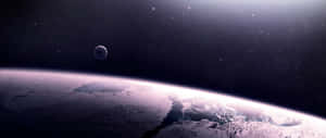 雪覆蓋的行星地平線在星空下發出紫色光芒，遠處有月亮