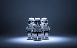 三個LEGO風暴兵在深色背景上被聚光燈照亮。