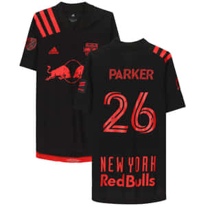 黑色足球球衣，印有紅色26號和名字Parker，適用於紐約紅牛。