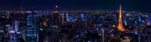 夜晚的東京城市景觀，發光的建築物和標誌性的東京鐵塔。