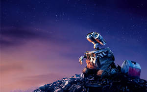 機械人 Wall-E 喺一堆垃圾上面，喺星空夜空下。