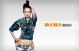 K-pop 藝人 Dara 穿著熱帶印花短版上衣和鉚釘腰帶擺姿勢。 — 可愛動漫女仔 壁紙