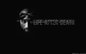 Tupac Shakur 肖像，帶有黑白文字 Life After Death。 — 說唱歌手 壁紙