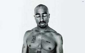 Tupac Shakur的黑白工作室肖像，閉上眼睛，紋身清晰可見。 — 說唱歌手 壁紙