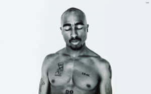 Tupac Shakur的黑白工作室肖像，閉上眼睛，紋身清晰可見。