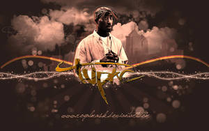 Tupac Shakur 肖像，金色塗鴉藝術覆蓋在黑暗的城市景觀上，帶有雲朵和散景燈光。 — 藝術 壁紙