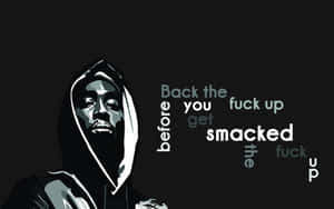 一個戴著連帽衫的人，上面有粗體文字寫著「Back the fuck up before you get smacked」
