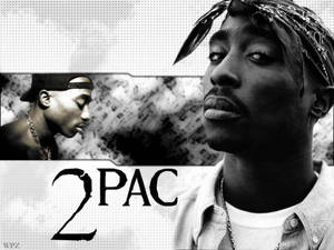 說唱歌手 2Pac 戴頭巾和牛仔恤衫的肖像，分割圖像，顯示他的名字。 — 說唱歌手 壁紙