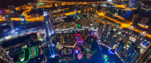 夜晚的杜拜城市景觀，明亮的燈光和現代建築。