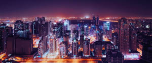 夜晚廣闊的城市，發光的建築與繁忙的街道。