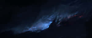 在黑暗虛空中散發藍色和紅色光芒的宇宙星雲。