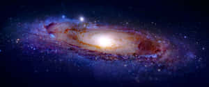 螺旋星系，帶有發光的核心和色彩繽紛的旋臂，以繁星點點的夜空為背景。