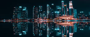 夜晚城市天際線，摩天大樓倒映在水中