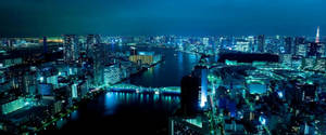 夜晚的東京天際線，燈火通明的建築物和河流