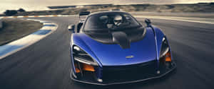 藍色McLaren Senna在賽道上高速行駛，帶有動態模糊效果。