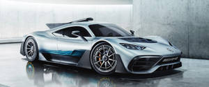 帶有藍色點綴的銀色 Mercedes-AMG One 超跑在混凝土車庫中。