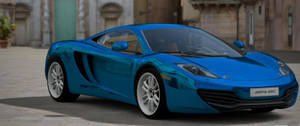亮藍色McLaren MP4-12C跑車停泊在石砌廣場上。