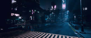 一個人在夜晚穿過濕漉漉嘅城市街道，下方係發光嘅霓虹招牌。