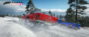 冬季比賽期間，兩輛皮卡車在積雪的森林地形中漂移。