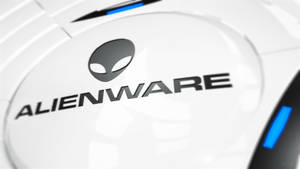 白色表面上帶有藍色燈光的Alienware遊戲標誌。