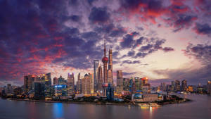 上海日落時分天際線，色彩斑斕的雲彩和江面倒影。 — 天空景觀 壁紙