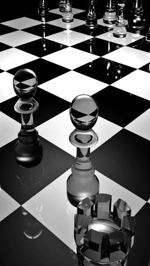 玻璃國際象棋棋子喺反光棋盤上。