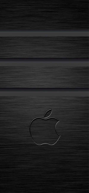 黑色拉絲金屬背景，中央有Apple標誌。 — iPhone 17e 壁紙
