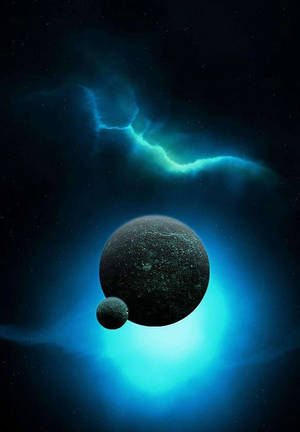 黑暗行星和衛星在深空中繞著發光的藍色星雲運行。