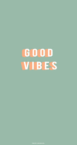 鼠尾草綠色背景上的Good Vibes勵志文字