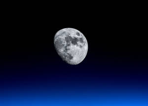 滿月在深藍色夜空中發光。 — 唯美月亮動圖 壁紙